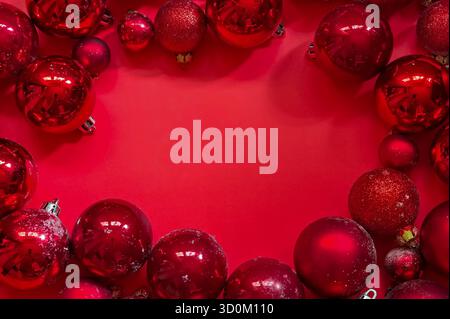 Palle di Natale su sfondo rosso Foto Stock