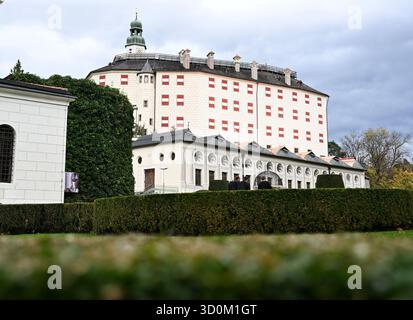 IMMAGINE A TEMA - il castello rinascimentale di Ambras a Innsbruck, Austria, fotografato giovedì 23 ottobre 2025. - 20251023 PD14154 credito: APA-PictureDesk/Alamy Live News Foto Stock