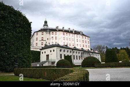 IMMAGINE A TEMA - il castello rinascimentale di Ambras a Innsbruck, Austria, fotografato giovedì 23 ottobre 2025. - 20251023 PD14165 credito: APA-PictureDesk/Alamy Live News Foto Stock