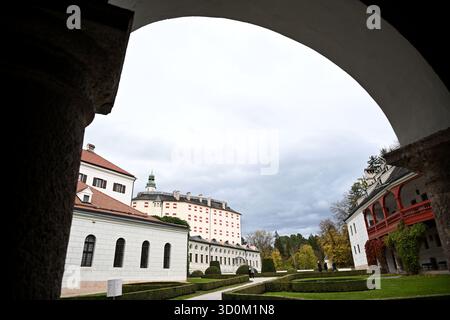 IMMAGINE A TEMA - il castello rinascimentale di Ambras a Innsbruck, Austria, fotografato giovedì 23 ottobre 2025. Vista sul cortile - 20251023 PD14084 credito: APA-PictureDesk/Alamy Live News Foto Stock
