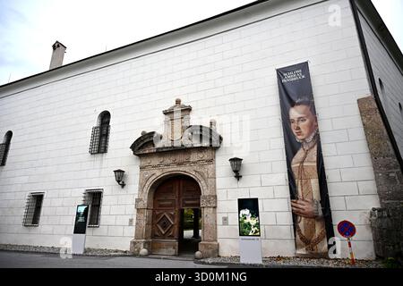 IMMAGINE A TEMA - il castello rinascimentale di Ambras a Innsbruck, Austria, fotografato giovedì 23 ottobre 2025. Ingresso al museo - 20251023 PD14072 credito: APA-PictureDesk/Alamy Live News Foto Stock