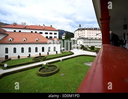 IMMAGINE A TEMA - il castello rinascimentale di Ambras a Innsbruck, Austria, fotografato giovedì 23 ottobre 2025. Vista sul cortile - 20251023 PD14062 credito: APA-PictureDesk/Alamy Live News Foto Stock