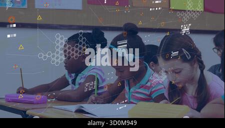 Scrivere appunti, tre studentesse alla scrivania in classe, lavagna bianca, notebook, matite e astucci Foto Stock