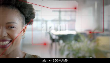 Donna afroamericana sorridente che indossa il top verde nella sala riunioni con copertura di rete rossa, spazio copia Foto Stock