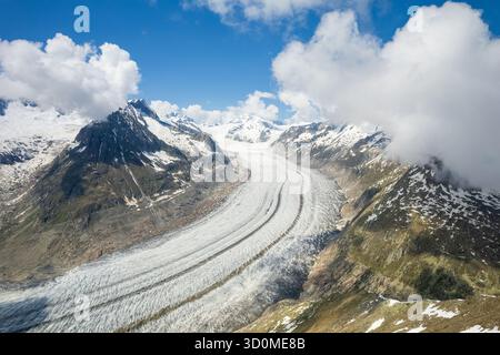 La vista aerea dell'imponente ghiacciaio Aletsch si snoda attraverso le cime innevate sotto un cielo luminoso, mostrando la potenza selvaggia della natura, Fieschertal, Svizzera. Foto Stock