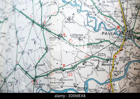 Dettaglio della mappa stradale d'epoca che mostra Pavia e il fiume Ticino in Lombardia. Foto Stock