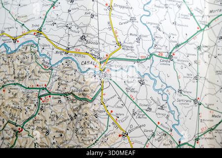 Mappa stradale d'epoca che mostra Asti e il territorio piemontese. Foto Stock