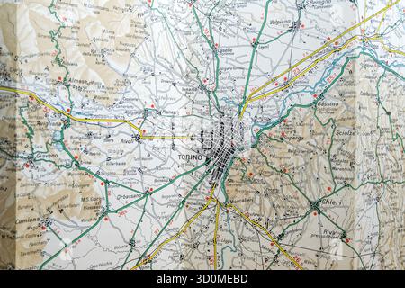 Dettaglio della mappa stradale vintage che mostra la rete urbana di Torino (Torino), Moncalieri e le autostrade circostanti in Piemonte, Italia. Foto Stock