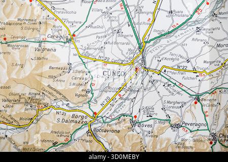 Dettaglio della mappa stradale vintage che mostra Cuneo e le valli circostanti in Piemonte, Italia. Foto Stock