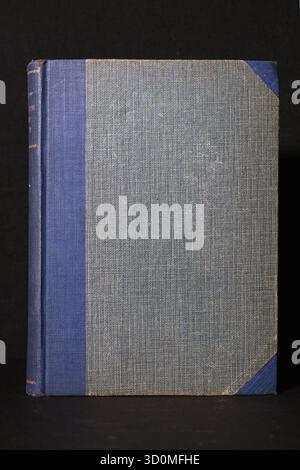 Libri con copertina rigida rilegati in un panno bicolore a contrasto (blu navy/azzurro) o in un panno grigio-blu semplice. L'attenzione si concentra sulla struttura del tessuto e sulla sim Foto Stock