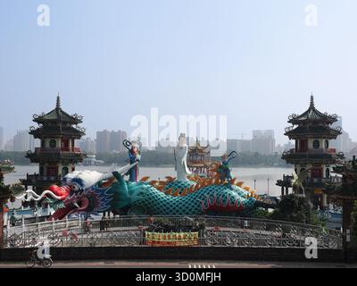Kaohsiung, Taiwan - 11 novembre 2024: Ampia ripresa del complesso dei padiglioni di primavera e autunno al lago Lotus con la scultura del drago centrale, il surro Foto Stock