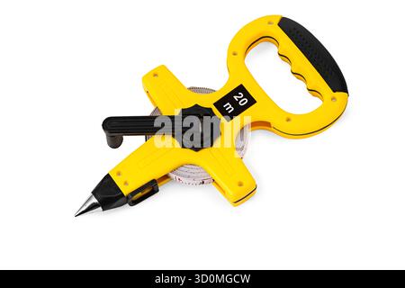 Strumento a nastro di misurazione giallo da 20 metri con nastro retrattile e impugnatura ergonomica con rotolamento e scorrimento lisci del nastro isolato su fondo White Studio Foto Stock