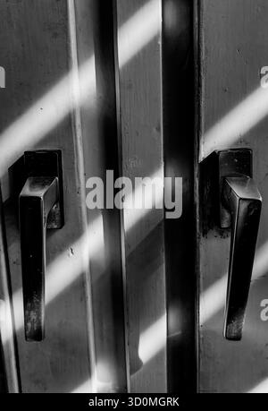 Cornice del balcone illuminata dal sole. Tonalità monocromatiche. Foto Stock