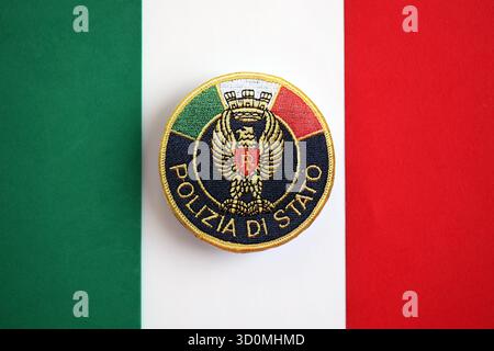 KIEV, UCRAINA - 6 SETTEMBRE 2025 polizia di Stato italiana patch sulla bandiera nazionale primo piano Foto Stock