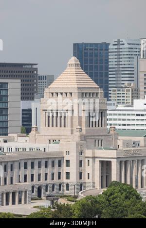 Tokyo, Giappone. 16 settembre 2025. Il National Diet Building, nel centro di Tokyo, è sede della legislatura nazionale del Giappone, un parlamento bicamerale composto dalla camera dei rappresentanti e dalla camera dei consiglieri. Completato nel 1936, è un iconico edificio in granito situato a Nagatach, Chiyoda Ward. Credito: SOPA Images Limited/Alamy Live News Foto Stock