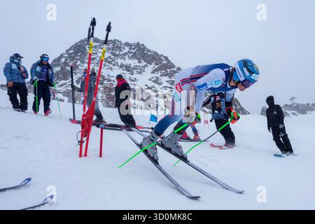 Sölden, Austria 20251023. L'alpinista Timon Haugan e la squadra nazionale norvegese di sci alpino si allenano a Tiefenbachgletscher prima dell'apertura della Coppa del mondo di alpinismo a Sölden, Austria, il prossimo fine settimana foto: Cornelius Poppe / NTB questo testo è tradotto automaticamente Foto Stock