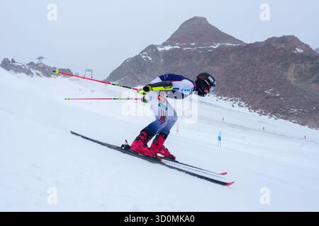 Sölden, Austria 20251023. L'alpinista Oscar Andreas Sandvik e la nazionale norvegese di sci alpino si allenano sul ghiacciaio di Tiefenbach in occasione dell'apertura della Coppa del mondo di alpinismo a Sölden, Austria, il prossimo fine settimana foto: Cornelius Poppe / NTB questo testo è tradotto automaticamente Foto Stock