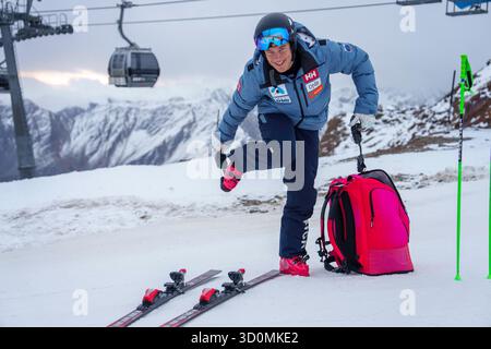 Sölden, Austria 20251023. L'alpinista Fredrik Møller e la squadra nazionale norvegese di sci alpino si allenano a Tiefenbachgletscher prima dell'apertura della Coppa del mondo di alpinismo a Sölden, Austria, il prossimo fine settimana foto: Cornelius Poppe / NTB questo testo è tradotto automaticamente Foto Stock