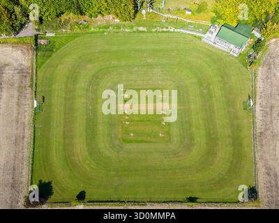 vista aerea del campo da cricket hollingbourne circondato da campi agricoli nel kent, utilizzato dal club di cricket bearsted Foto Stock