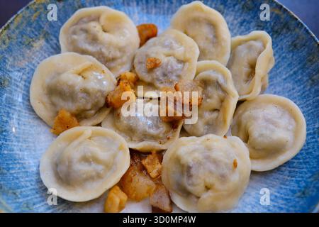 Gnocchi polacchi con carne macinata. Gnocchi ucraini con cracklings Foto Stock