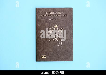 Passaporto lussemburghese su sfondo blu chiaro primo piano. Concetto di cittadinanza e viaggi in Europa Foto Stock