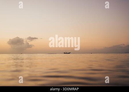 Fisherman Boat a Dusk, Koh ma Beach, Koh Phangan, Thailandia Foto Stock