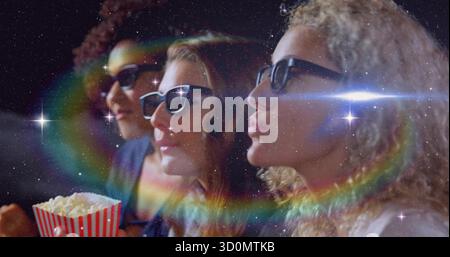 Osserva tre amici che indossano occhiali da sole, tengono una vasca di popcorn a righe al cinema, con anelli arcobaleno Foto Stock