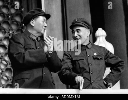 Mao Zedong con Lin - Piao ad un raduno in Piazza Tian'anmen a Pechino. [traduzione automatizzata] Foto Stock