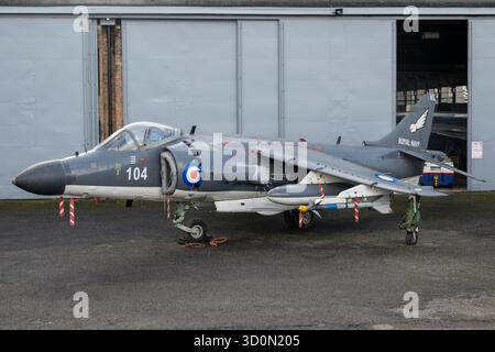 Museum Aircraft illuminato durante un evento fotografico notturno presso la Boscombe Down Aviation Collection, Wiltshire, Inghilterra, che mostra un'aviazione storica Foto Stock