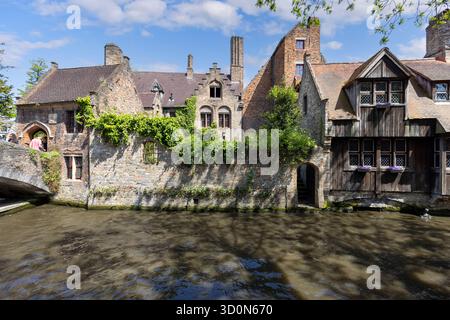 Bruges, Belgio - 19 maggio 2023: Incantevole e storico ponte Bonifaciusbrug sul canale d'acqua Dijver Canal Foto Stock