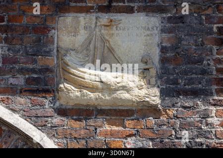Bruges, Belgio - 19 maggio 2023: Rilievo della facciata del muro di mattoni del Ponte di Bonifacio sul Canale di Dijver Foto Stock