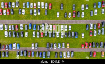 Vista aerea delle auto parcheggiate sull'erba Foto Stock