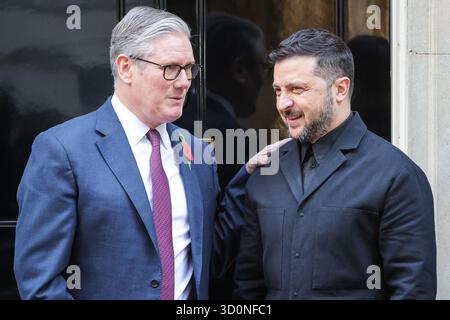 Londra, Regno Unito. 24 ottobre 2025. Volodymyr Zelenskyy, presidente dell'Ucraina, è accolto al 10 di Downing Street da Sir Keir Starmer, primo ministro del Regno Unito per riunioni bilaterali e pranzi prima che Starmer ospiti il leader ucraino e altri leader europei presso il Ministero degli Esteri per ulteriori riunioni. Crediti: Imageplotter/Alamy Live News Foto Stock