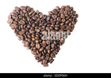 Chicchi di caffè a forma di cuore. Amore confine. Drink romantico. Sfondo bianco isolato. Grano espresso Foto Stock