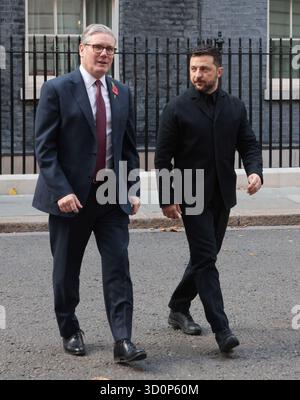 Londra, Regno Unito. 24 ottobre 2025. Il primo ministro britannico Keir Starmer e il presidente ucraino Volodymyr Zelensky lasciano Downing Street al n. 10 di Londra venerdì 24 ottobre 2025. Starmer sta ospitando i leader europei per una coalizione del vertice volontario in aiuto dell'Ucraina. Foto di Hugo Philpott/UPI credito: UPI/Alamy Live News Foto Stock