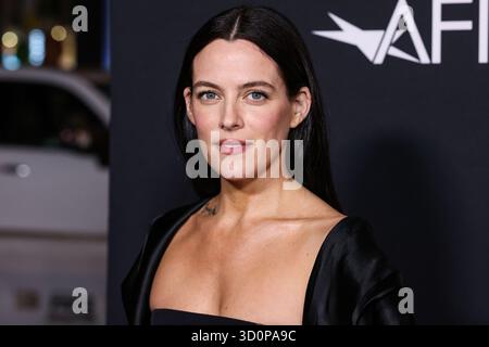 Hollywood, Stati Uniti. 24 ottobre 2025. HOLLYWOOD, LOS ANGELES, CALIFORNIA, USA - 23 OTTOBRE: L'attrice americana Riley Keough arriva al 2025 AFI (American Film Institute) Fest presentato da Canva - Premiere di "Jay Kelly" di Netflix tenutosi al TCL Chinese Theatre IMAX il 23 ottobre 2025 a Hollywood, Los Angeles, California, Stati Uniti. (Foto di Xavier Collin/Image Press Agency) credito: Image Press Agency/Alamy Live News Foto Stock