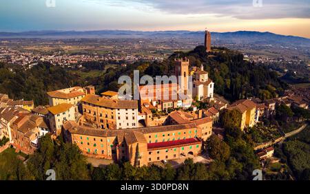 Turismo in Italia. Splendidi paesini medievali della Toscana - San Miniato situato sulla famosa via Francigena circondato da colline di vigneti. Antenna Foto Stock