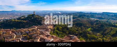 Turismo in Italia. Splendidi paesini medievali della Toscana - San Miniato situato sulla famosa via Francigena circondato da colline di vigneti. Antenna Foto Stock