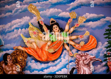 Vibrante Santuario Durga Puja con la Dea Durga e gli assistenti sullo sfondo ornato Foto Stock