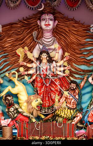 Vibrante Santuario Durga Puja con la Dea Durga e gli assistenti sullo sfondo ornato Foto Stock