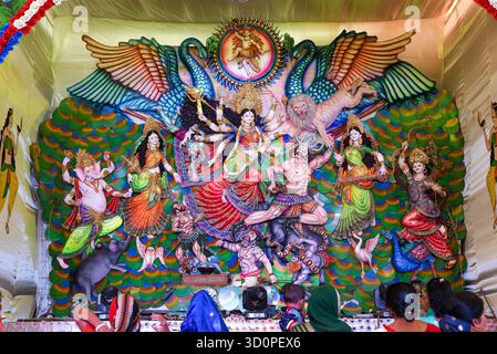Vibrante Santuario Durga Puja con la Dea Durga e gli assistenti sullo sfondo ornato Foto Stock