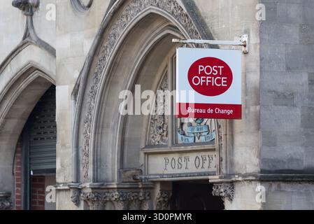 Insegna dell'ufficio postale del Regno Unito su un edificio vittoriano, Oxford, Regno Unito Foto Stock