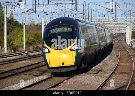 Avanti West Coast Pendolino 390049 si inclina nelle curve a Rugeley Trent Valley con 1A18 il 0915 Manchester Piccadilly a London Euston il 24/10/25 Foto Stock
