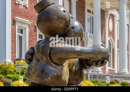 Stravagante scultura in bronzo "Free Money" di Tom Otterness di fronte all'Hunter Museum of American Art nel centro di Chattanooga, Tennessee. (USA) Foto Stock