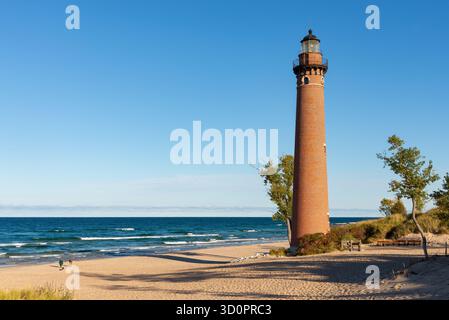 Lo storico faro di Little Sable Point, costruito nel 1874, in una splendida mattinata autunnale a Mears, Michigan, Stati Uniti. Foto Stock
