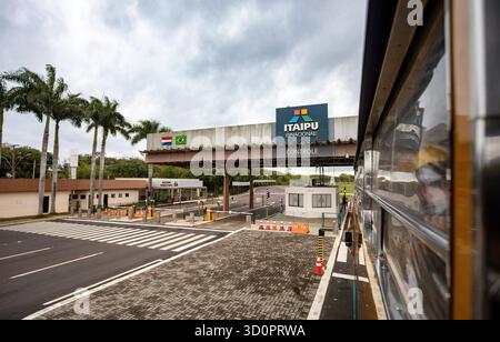 Itaipu Binacional, Brasile - 22 giugno 2025: Ingresso alla centrale idroelettrica di Itaipu, famosa in tutto il mondo, sul fiume Parana, un importante produttore di energia. Foto Stock