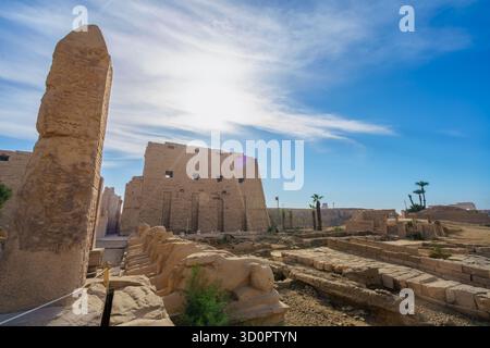 La base dell'obelisco conservata o le sfingi rotte di obelisco e ariete che conducono al primo pilone dell'antico complesso del tempio di Karnak a Luxor, Egitto, sotto a. Foto Stock