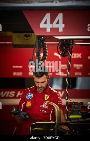 Città del Messico, Messico. 23 ottobre 2025. Meccanico Ferrari. 23.10.2025. Formula 1 World Championship, Rd 20, Mexican Grand Prix, città del Messico, Messico, giornata di preparazione. Il credito fotografico dovrebbe essere: XPB/Alamy Live News. Foto Stock