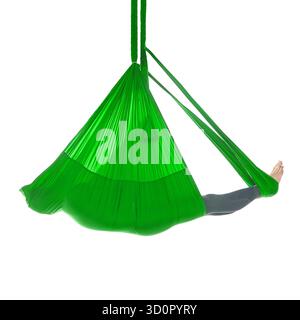 La persona maschile fa esercizio di lezioni di yoga sull'amaca. Meditazione nella vongola. Allenamento in studio per principianti Aero. Stile di vita degli uomini. Ragazzo che allena la posa zen. Banner quadrato con spazio di copia || modello rilasciato Foto Stock