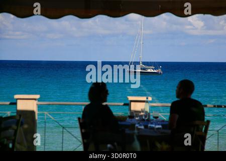 Coppia che pranza sul mare in Puglia. Foto Stock